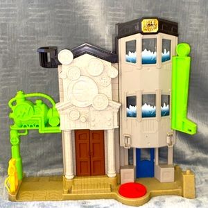 Fisher-Price Toys Imaginext Batman’s Hotel Gotham City DC Comics Play-set